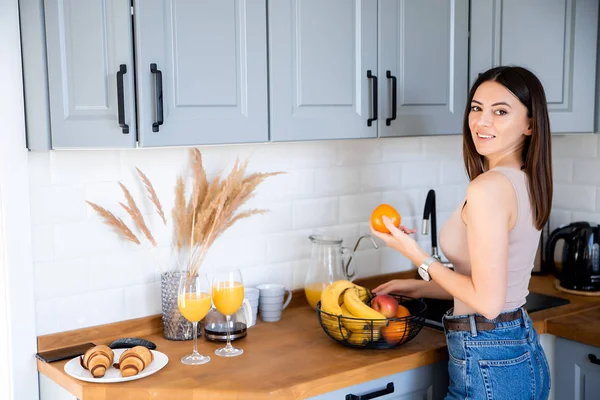 Ragazza con frutta fresca — Foto Stock