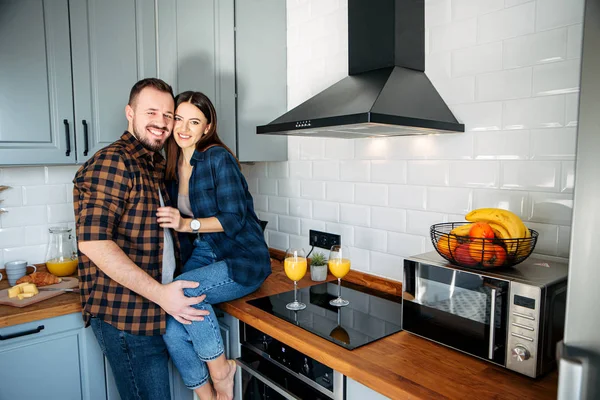 Felice coppia che si abbraccia in cucina — Foto Stock