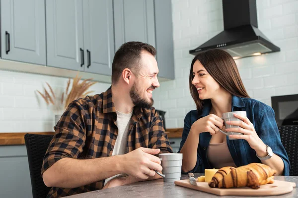 Casual couple at breakfast — 스톡 사진