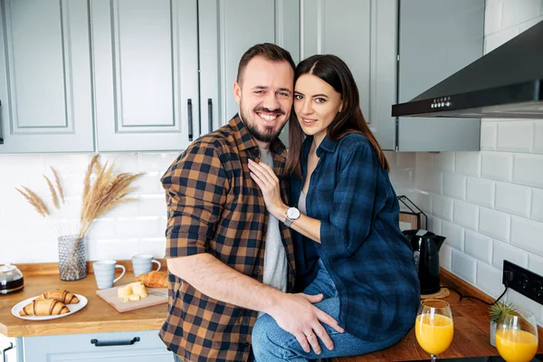Felice coppia che si abbraccia in cucina — Foto Stock