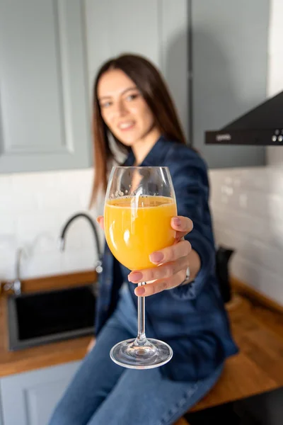 Ragazza bruna con un bicchiere di succo — Foto Stock