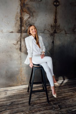 Beyaz takım elbiseli zarif bir kız.