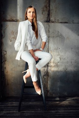 Beyaz takım elbiseli zarif bir kız.