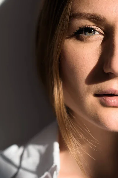 Retrato de una chica en el estudio con luz natural — Foto de Stock