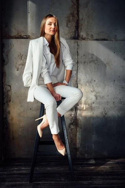 Elegantní dívka v bílém obleku — Stock fotografie