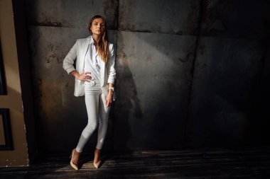 Beyaz takım elbiseli zarif bir kız.