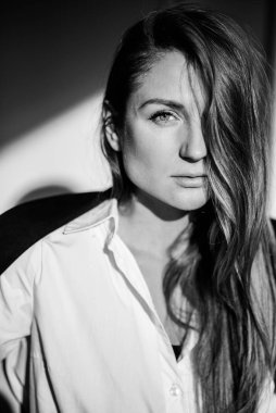 Genç bir kadının moda portresi.