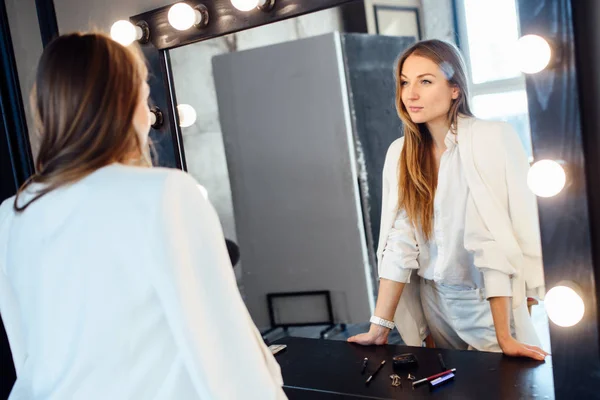 Girl in the dressing room. — Stock Photo, Image