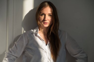 Stüdyoda doğal ışık altında bir kızın portresi.