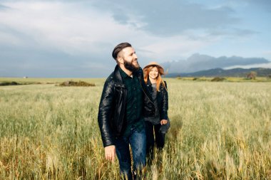 Çiftler büyüleyici manzarayla yürür.