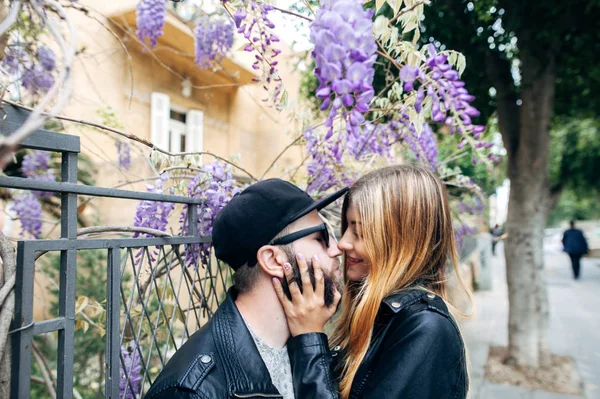 Feliz casal apaixonado abraçando e rindo juntos , — Fotografia de Stock