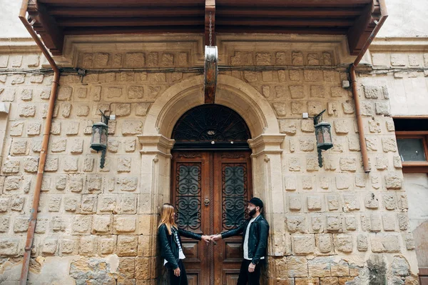 Happy couple in love stand under the brick arch — 스톡 사진