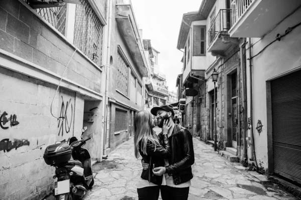 사랑하는 행복 한 커플의 흑백 사진 — 스톡 사진