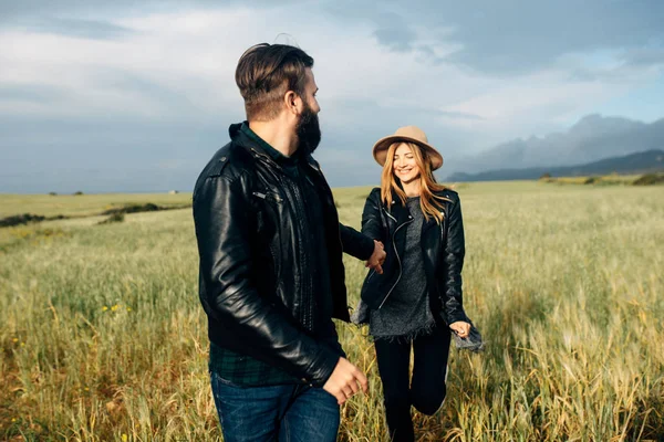 Pareja paseo con impresionante paisaje — Foto de Stock