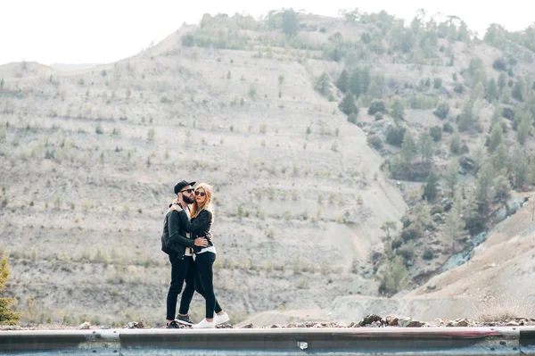 Couple est debout dans les bras sur la montagne — Photo