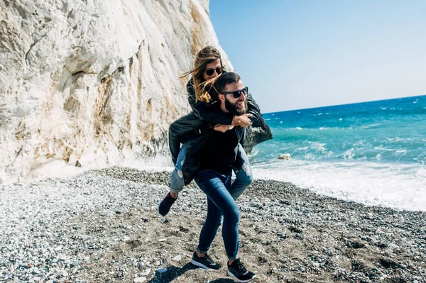 Casal feliz correndo na praia — Fotografia de Stock