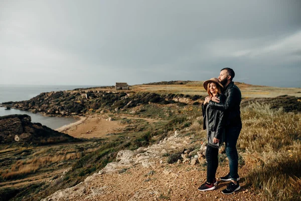 Happy couple stands and hugs — 스톡 사진