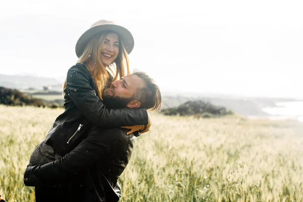 Elegante pareja casual en un campo verde —  Fotos de Stock