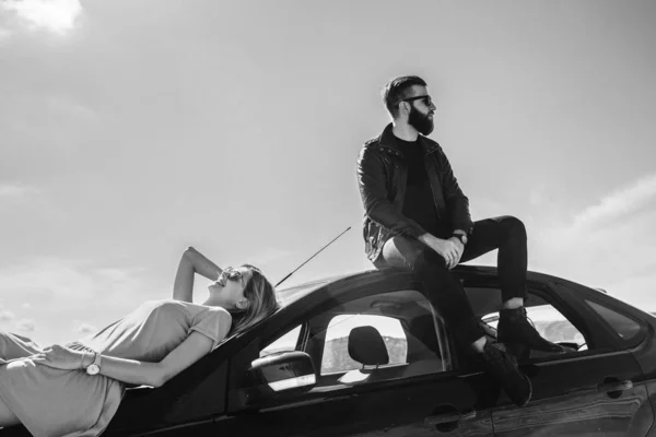 Couple sitting on a rooftop car — 스톡 사진