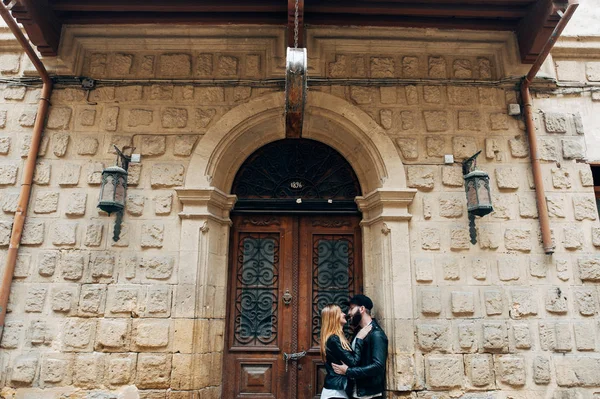 Heureux couple amoureux sous l'arche de brique — Photo