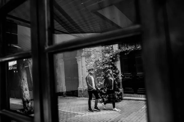 View through the window for a walking happy couple — Stock Photo, Image