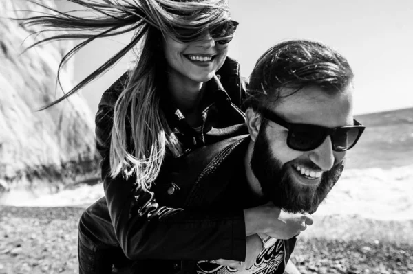 Happy couple in the leather jackets — ストック写真