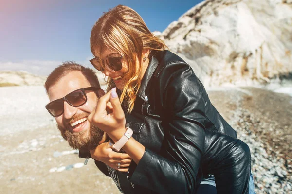 Couple dans les vestes en cuir qui courent sur la plage — Photo