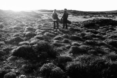 Deniz manzaralı genç bir çift.