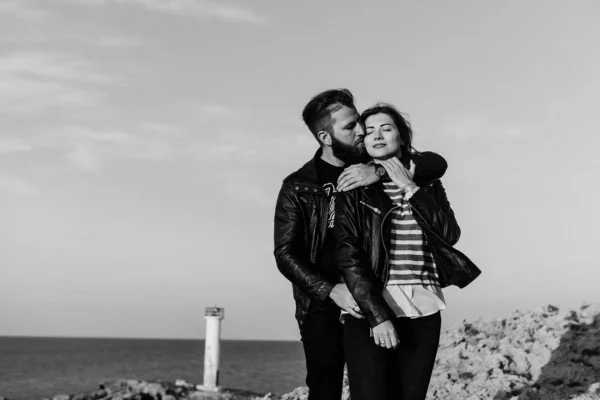 Pasangan dengan pemandangan ke laut dan mercusuar — Stok Foto
