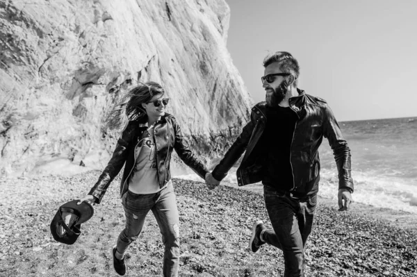 Glückliches Paar läuft am Strand — Stockfoto