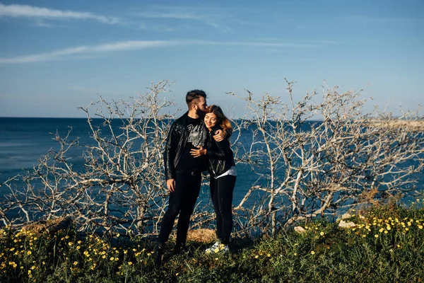 Pareja feliz abrazándose y riendo juntos —  Fotos de Stock