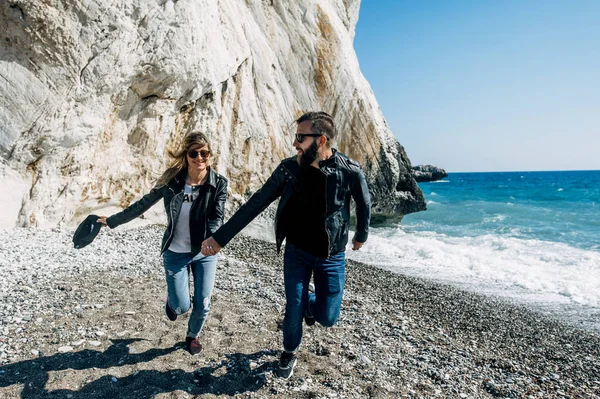 Lyckliga par som springer på stranden — Stockfoto