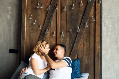 Genç çift yatakta gülüyor.