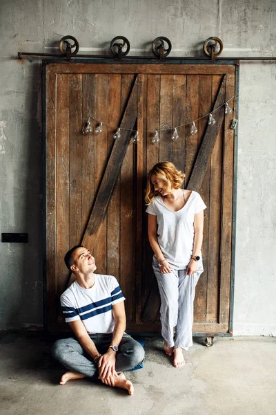 Молодая счастливая пара у двери лофта — стоковое фото