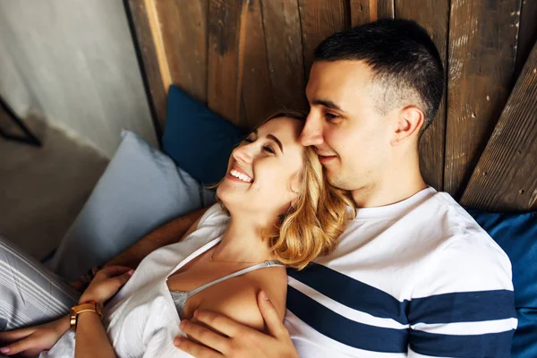 Молода пара в любові сміється в ліжку — стокове фото