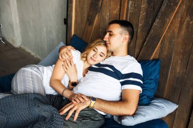 Genç çift yatakta gülüyor.