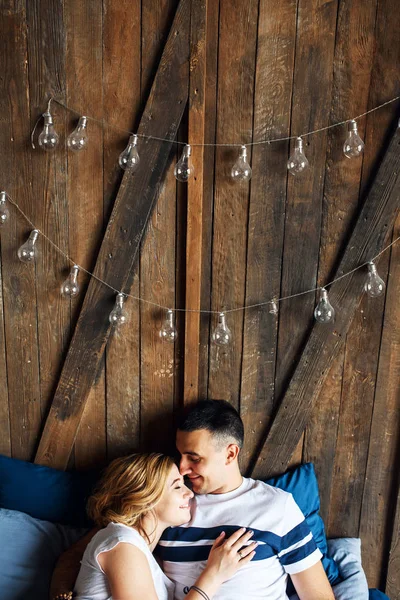 Pareja joven enamorada riendo en la cama —  Fotos de Stock