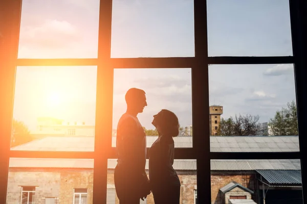 Silhouette d'un couple contre une immense fenêtre — Photo