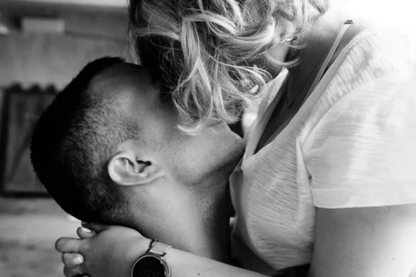 Close up portrait of a guy and a girl kissing — Stock Photo, Image