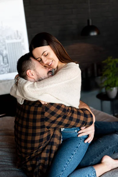 Storia d'amore in camera da letto. Coppia innamorata sul letto — Foto Stock