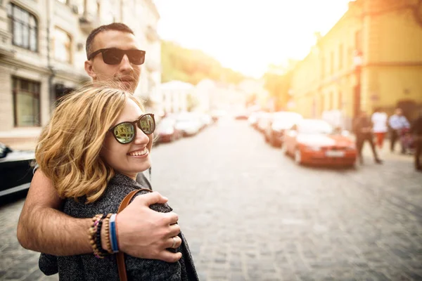 Pareja joven y cariñosa están caminando por la ciudad —  Fotos de Stock