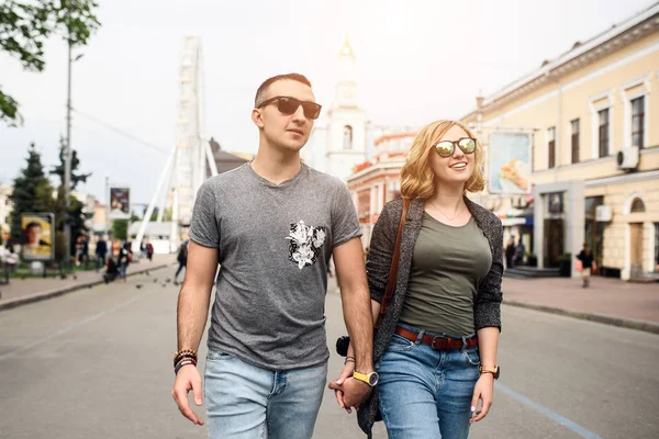 Älskade unga par går runt i staden — Stockfoto