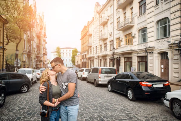 Chico divertido con una chica caminando por la ciudad —  Fotos de Stock