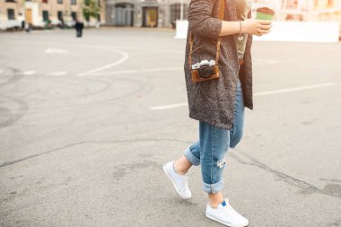 Beyaz spor ayakkabılı bir turist.