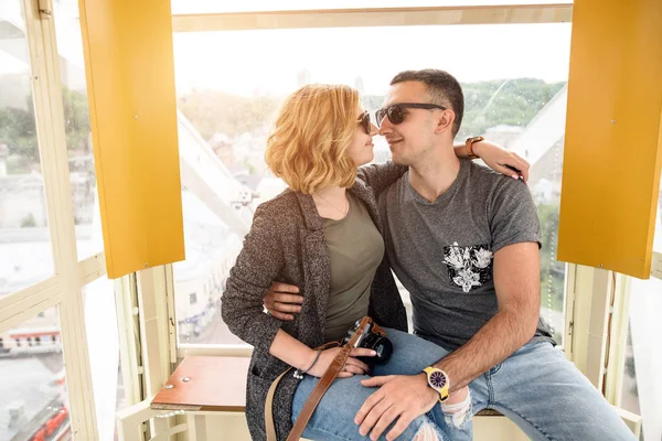 Couple aimant sur une roue ferris — Photo