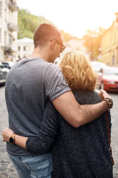 Aimant jeune couple se promènent dans la ville — Photo