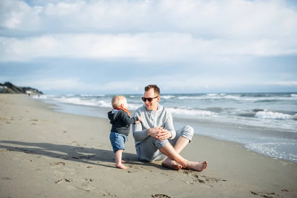 Papa met baby jongen brengen tijd samen op het strand — Stockfoto