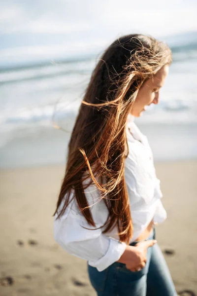 Hermosa chica en ropa casual en la playa — Foto de Stock