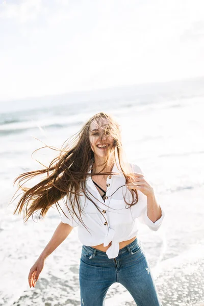 Hermosa chica en ropa casual en la playa — Foto de Stock