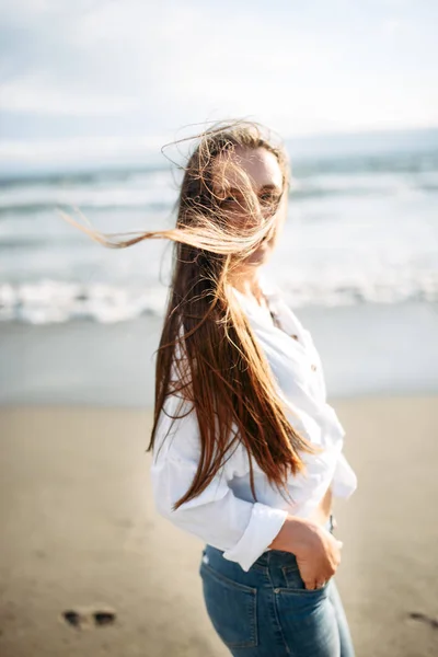 Piękna dziewczyna w luźnych ubraniach na plaży — Zdjęcie stockowe